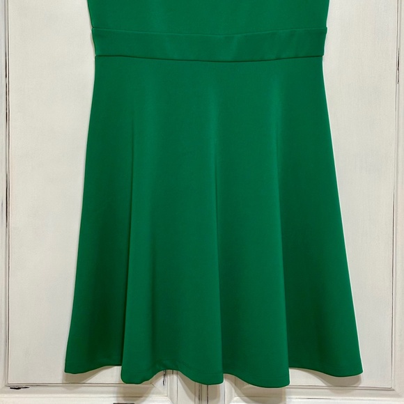 Green Knee Length Sleeveless Dress - Picture 3 of 3